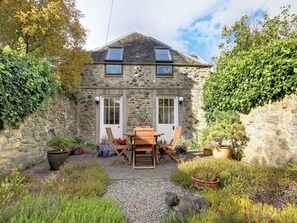 A stone house with a garden, a wooden table and chairs, and a gravel path. - 2 bedroom accommodation in Linlithgow, near Edinburgh (Linlithgow, near Edinburgh)