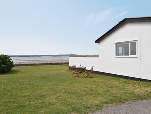 Outdoor dining - 4 bedroom accommodation in Rhosneigr, Anglesey (Rhosneigr, Anglesey)