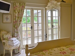 4 quartos, Wi-Fi de cortesia, roupa de cama