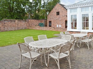 Outdoor dining - 6 bedroom accommodation in Swanick, near Alfreton (Swanick, near Alfreton)