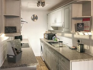 Cookware/dishes/utensils - This pet-friendly bungalow is just a short walk from the beach at Beadnell. (Beadnell)