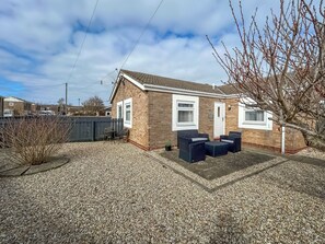 Terrace/patio - This pet-friendly bungalow is just a short walk from the beach at Beadnell. (Beadnell)
