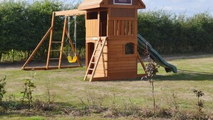 Una casita de madera con un letrero que dice "MS.L.R. Haughley Junction Signal Box".