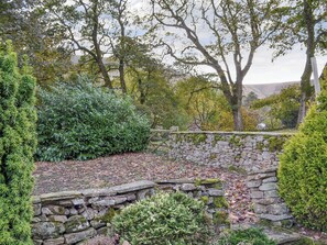 Property grounds - For a relaxing country holiday or romantic break, this cosy cottage is ideal. (Barber Booth, near Edale)