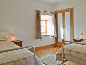 4 bedrooms, free WiFi, bed sheets, wheelchair access - Felin Hedd (Peaceful Mill) (Tregaron, near Aberystwyth)