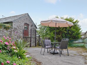 Outdoor dining - 2 bedroom accommodation in Egloskerry, near Launceston (Egloskerry, near Launceston)