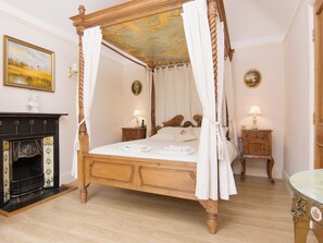 6 bedrooms, free WiFi, bed sheets - Copper Beech Cottage (Aberaeron)