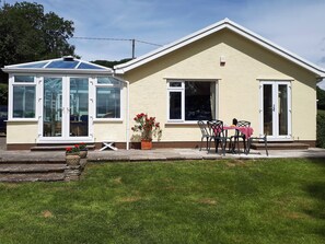 Outdoor dining - 3 bedroom accommodation in Llangenny, near Crickhowell (Llangenny, near Crickhowell)