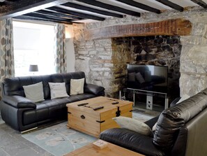 TV - 5 bedroom accommodation in Trawsfynydd, near Blaenau Ffestiniog (Trawsfynydd, near Blaenau Ffestiniog)