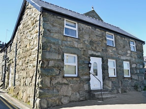 Exterior - 5 bedroom accommodation in Trawsfynydd, near Blaenau Ffestiniog (Trawsfynydd, near Blaenau Ffestiniog)