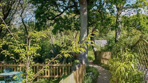 Outdoor dining - 1 bedroom accommodation in Instow, near Barnstaple (Instow, near Barnstaple)