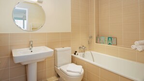 Un baño con lavabo, inodoro y bañera.