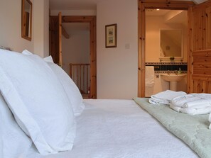 4 bedrooms, free WiFi, bed sheets