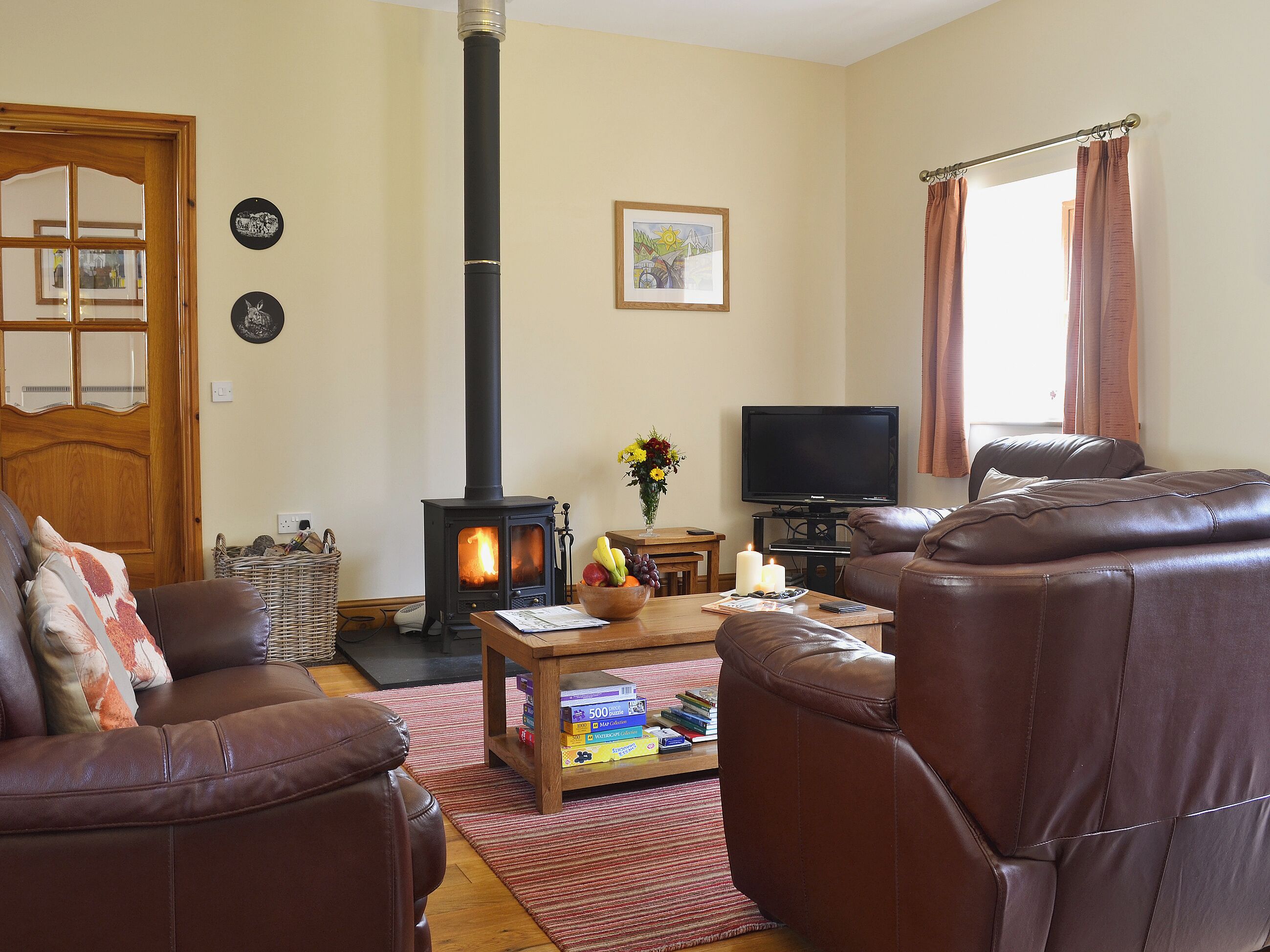 TV, fireplace