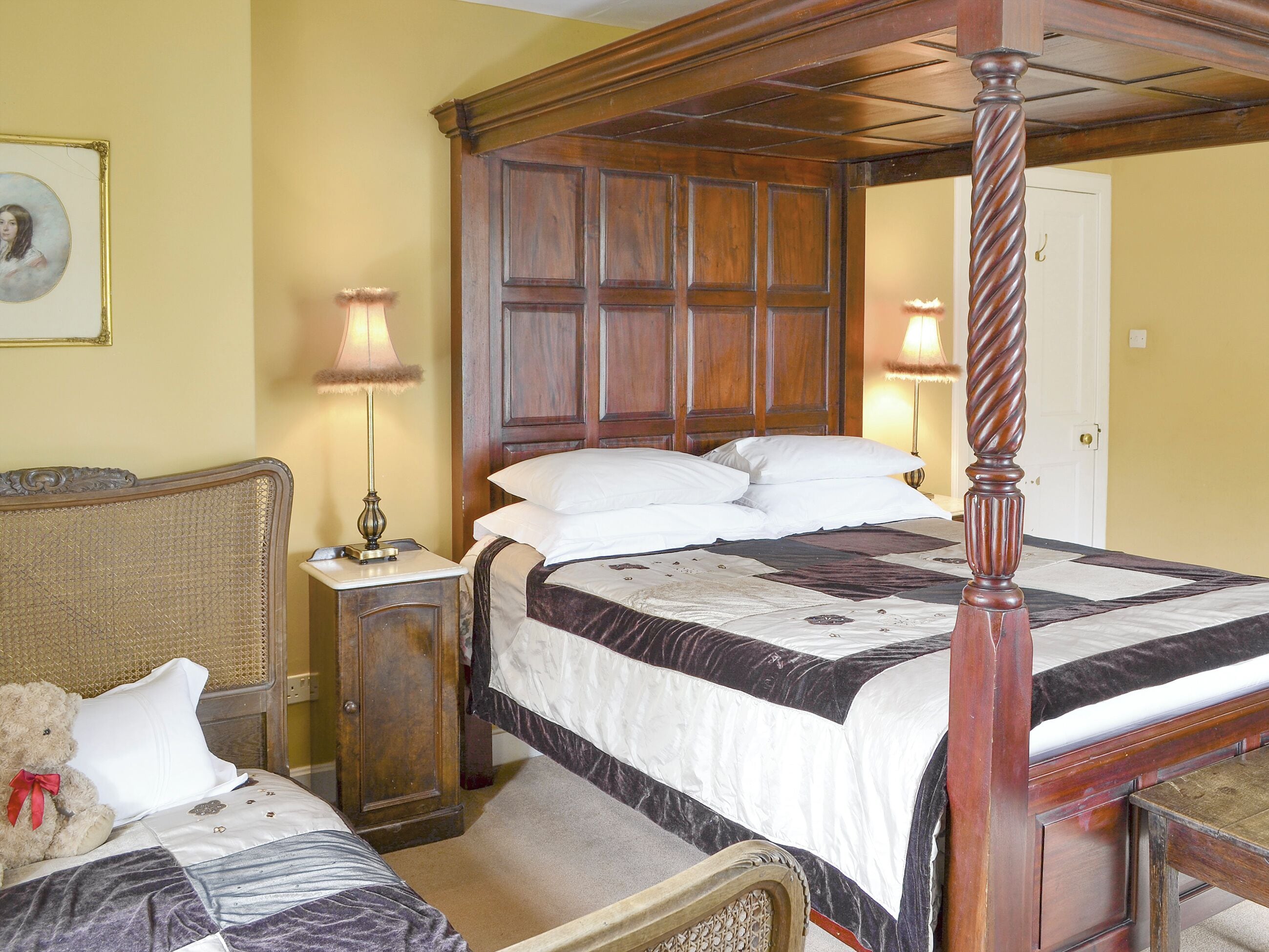 7 bedrooms, WiFi (free), bed sheets