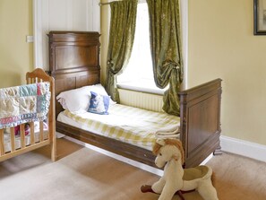 7 bedrooms, free WiFi, bed sheets - Lochside Garden House - S4484 (Town Yetholm, near Kelso)