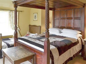 7 bedrooms, free WiFi, bed sheets - Lochside Garden House - S4484 (Town Yetholm, near Kelso)