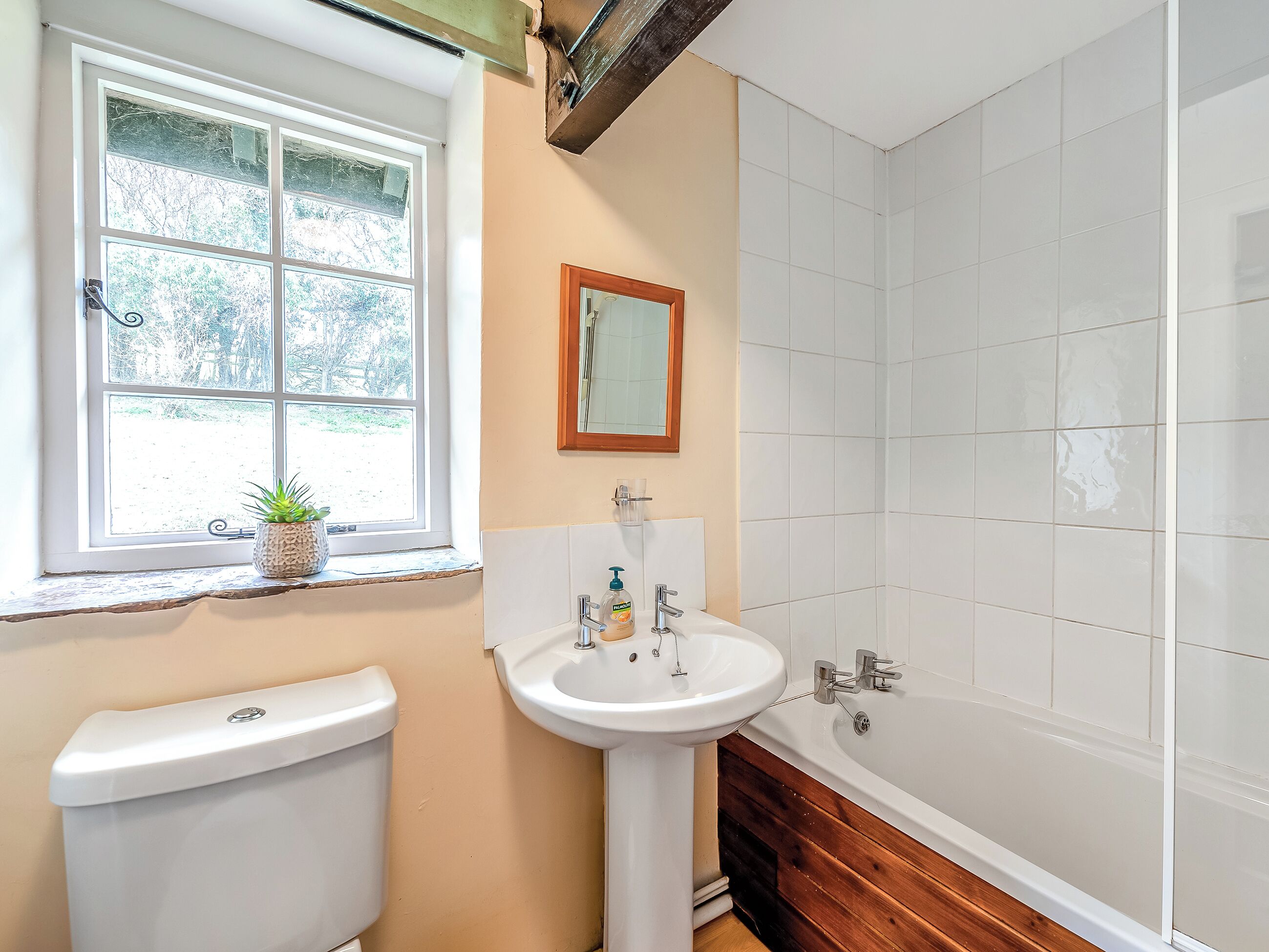 Ein Badezimmer mit Toilette, Waschbecken und Badewanne.