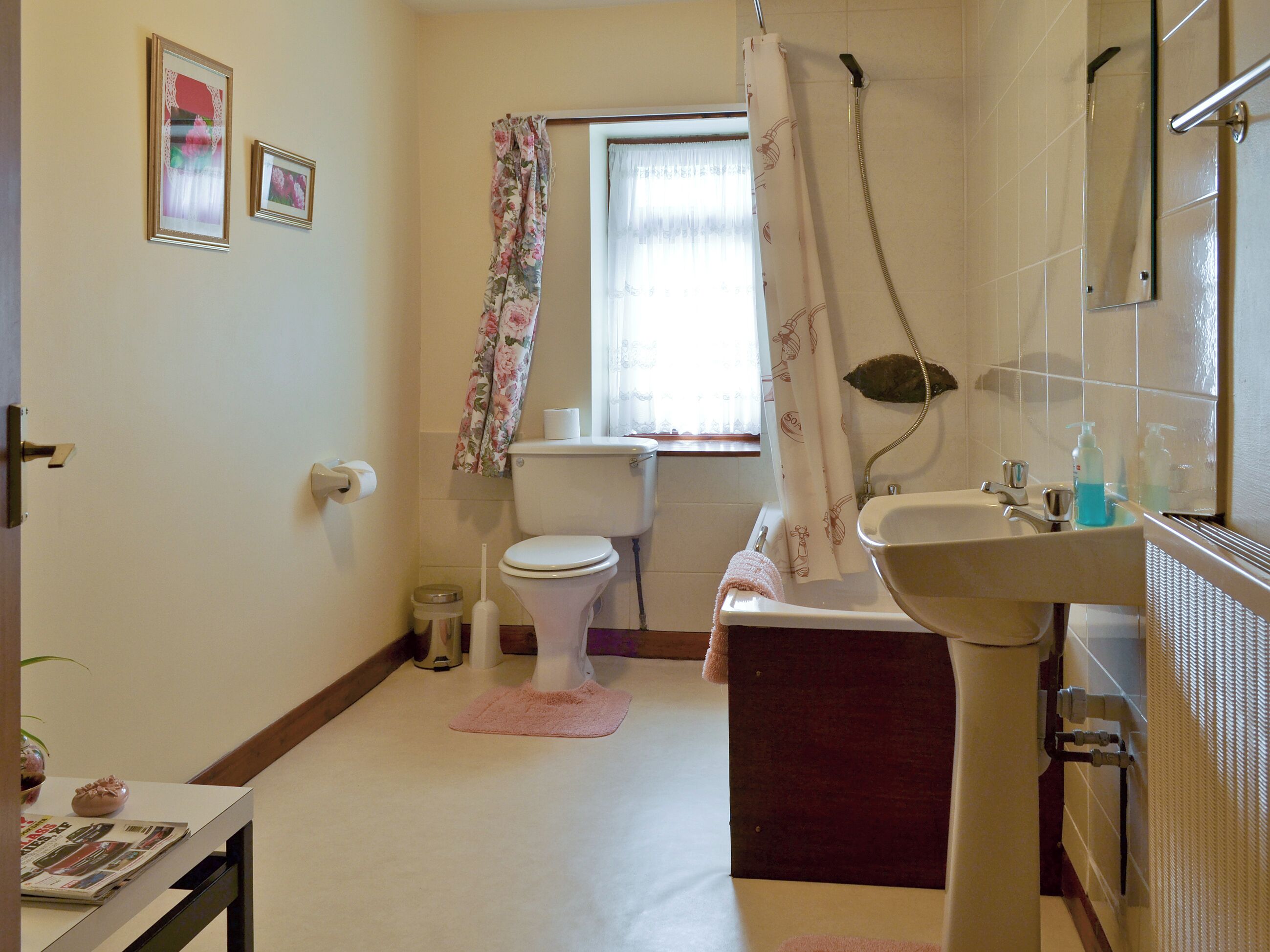 Un baño con inodoro, lavabo y ducha.