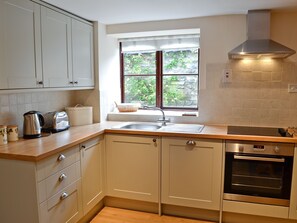 Dishwasher, high chair, cookware/dishes/utensils - 2 bedroom accommodation in Knole (Knole)