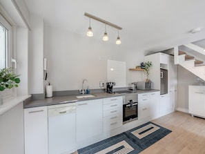 Lave-vaisselle, batterie de cuisine, vaisselle et ustensiles