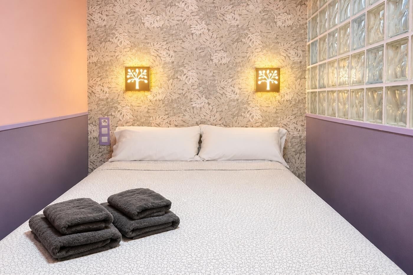 2 bedrooms, iron/ironing board, internet, bed sheets