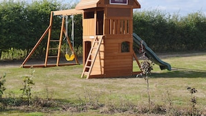 Una casita de madera con un letrero que dice "MS.L.R. Haughley Junction Signal Box".