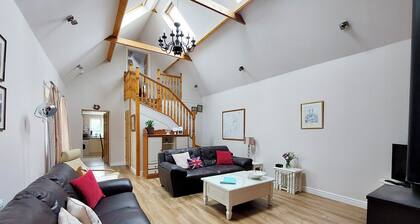 Peacock Barn - E5479