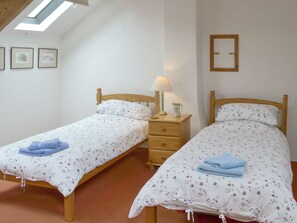 3 bedrooms, free WiFi, bed sheets - 3 bedroom accommodation in St Gennys, Bude (St Gennys, Bude)
