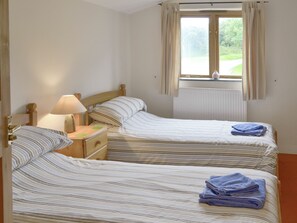 3 bedrooms, free WiFi, bed sheets - 3 bedroom accommodation in St Gennys, Bude (St Gennys, Bude)