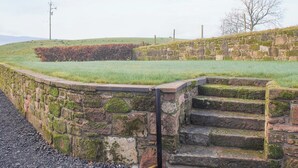 A stone wall with a grassy area and a stone staircase. - Liftingstane Cottage (Closeburn, near Thornhill)