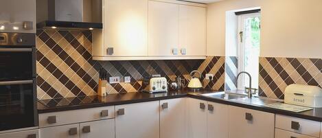 Astianpesukone, syöttötuoli