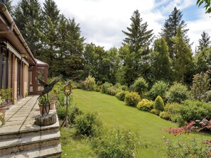 Property grounds - 5 bedroom accommodation in Fearnan, near Aberfeldy (Fearnan, near Aberfeldy)