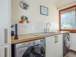 Dishwasher, high chair, freezer - 5 bedroom accommodation in Fearnan, near Aberfeldy (Fearnan, near Aberfeldy)
