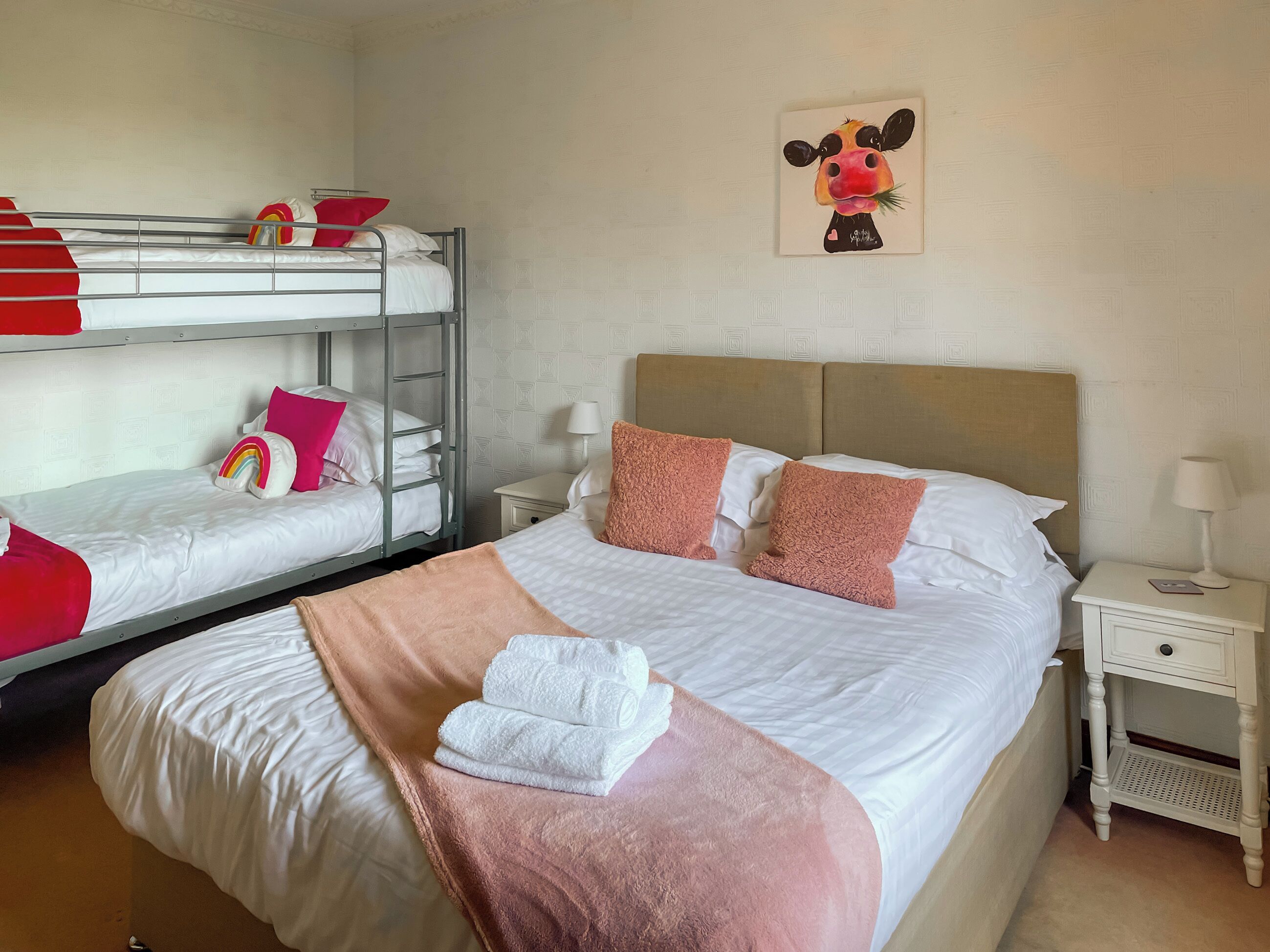 4 عدّة غرف نوم وواي فاي مجانًا وملاءات أسرّة