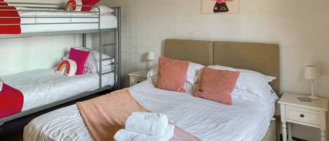 4 bedrooms, free WiFi, bed sheets