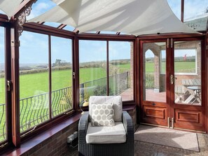 Living area - 4 bedroom accommodation in Felinfoel, near Kidwelly (Felinfoel, near Kidwelly)