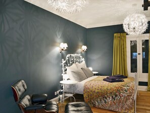 1 bedroom, bed sheets