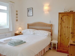 3 bedrooms, free WiFi, bed sheets - 3 bedroom accommodation in Trearddur Bay, near Holyhead (Trearddur Bay, near Holyhead)