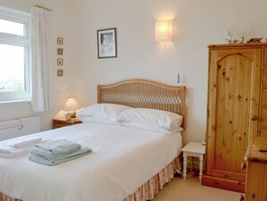 3 bedrooms, free WiFi, bed sheets - 3 bedroom accommodation in Trearddur Bay, near Holyhead (Trearddur Bay, near Holyhead)