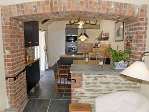 Oppvaskmaskin og høy barnestol