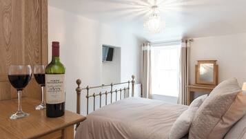 2 bedrooms, WiFi (free), bed sheets