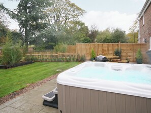 Outdoor spa tub - Chestnut Cottage - E5625 (Wainfleet St. Mary, near Skegness)