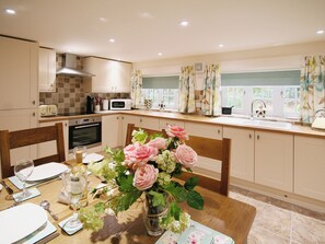 Dishwasher, high chair, freezer - Chestnut Cottage - E5625 (Wainfleet St. Mary, near Skegness)