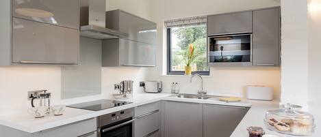 Lava-louças, cadeirão de bebê