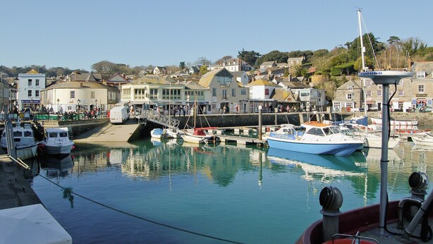 A harbor with boats docked, a clear sky, and buildings in the background. - 1 bedroom accommodation in Padstow (Padstow)
