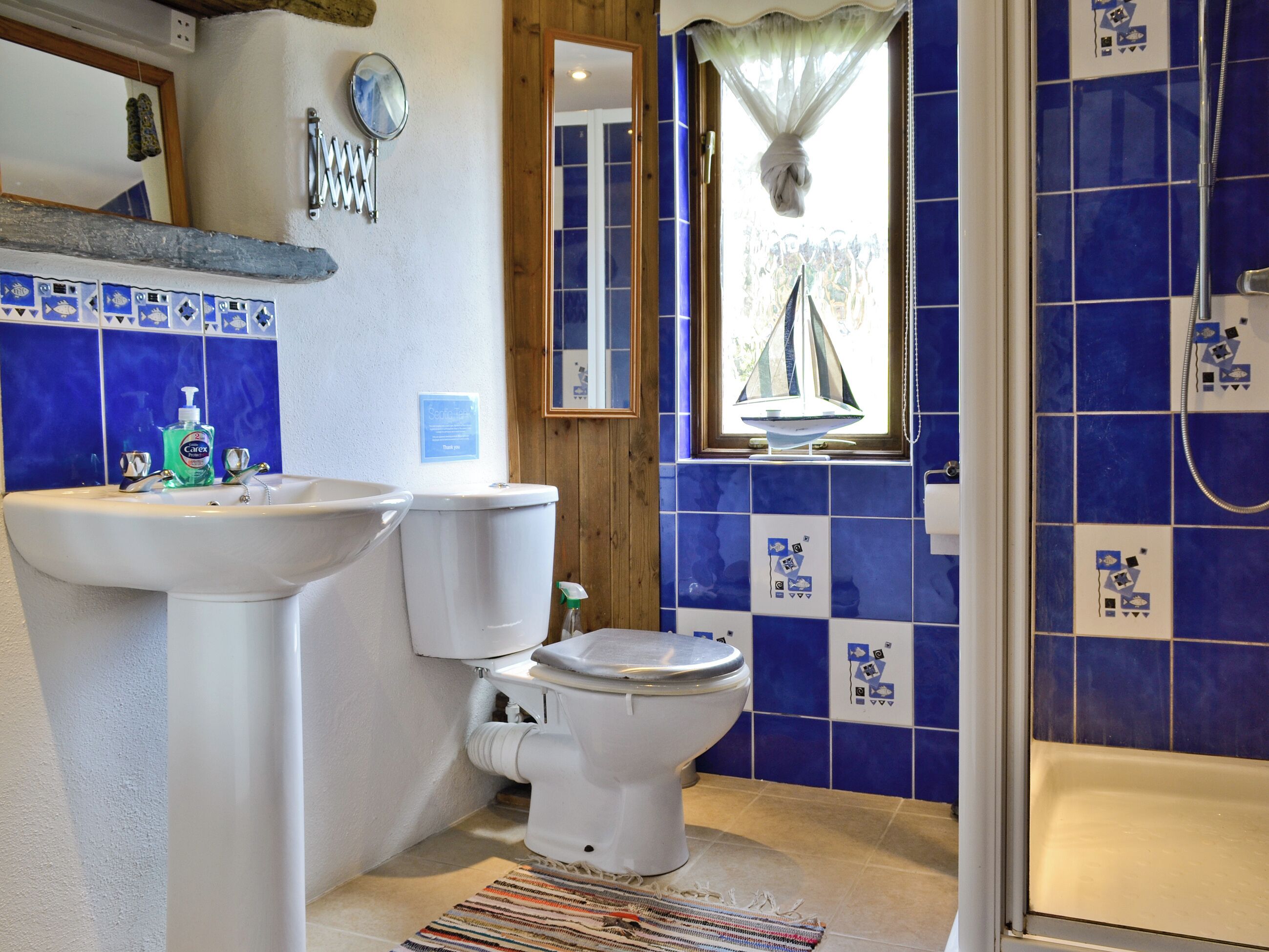 Ein Badezimmer mit Waschbecken, Toilette und Dusche.