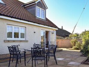 Outdoor dining - 4 bedroom accommodation in Crail, near Anstruther (Crail, near Anstruther)