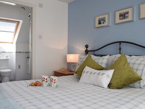 4 bedrooms, free WiFi, bed sheets, wheelchair access - 4 bedroom accommodation in Crail, near Anstruther (Crail, near Anstruther)