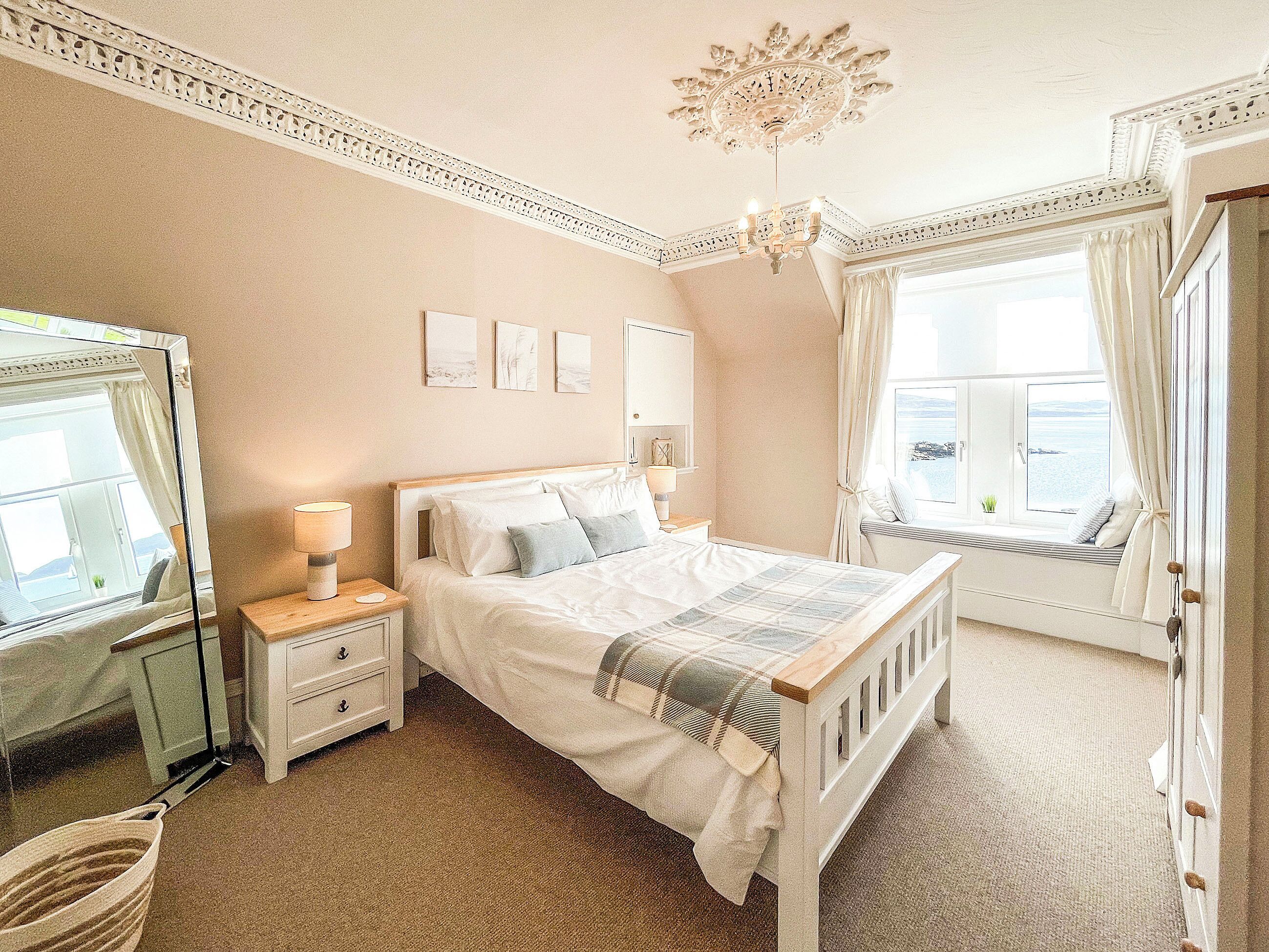 4 室のベッドルーム、WiFi (無料)、ベッドシーツ